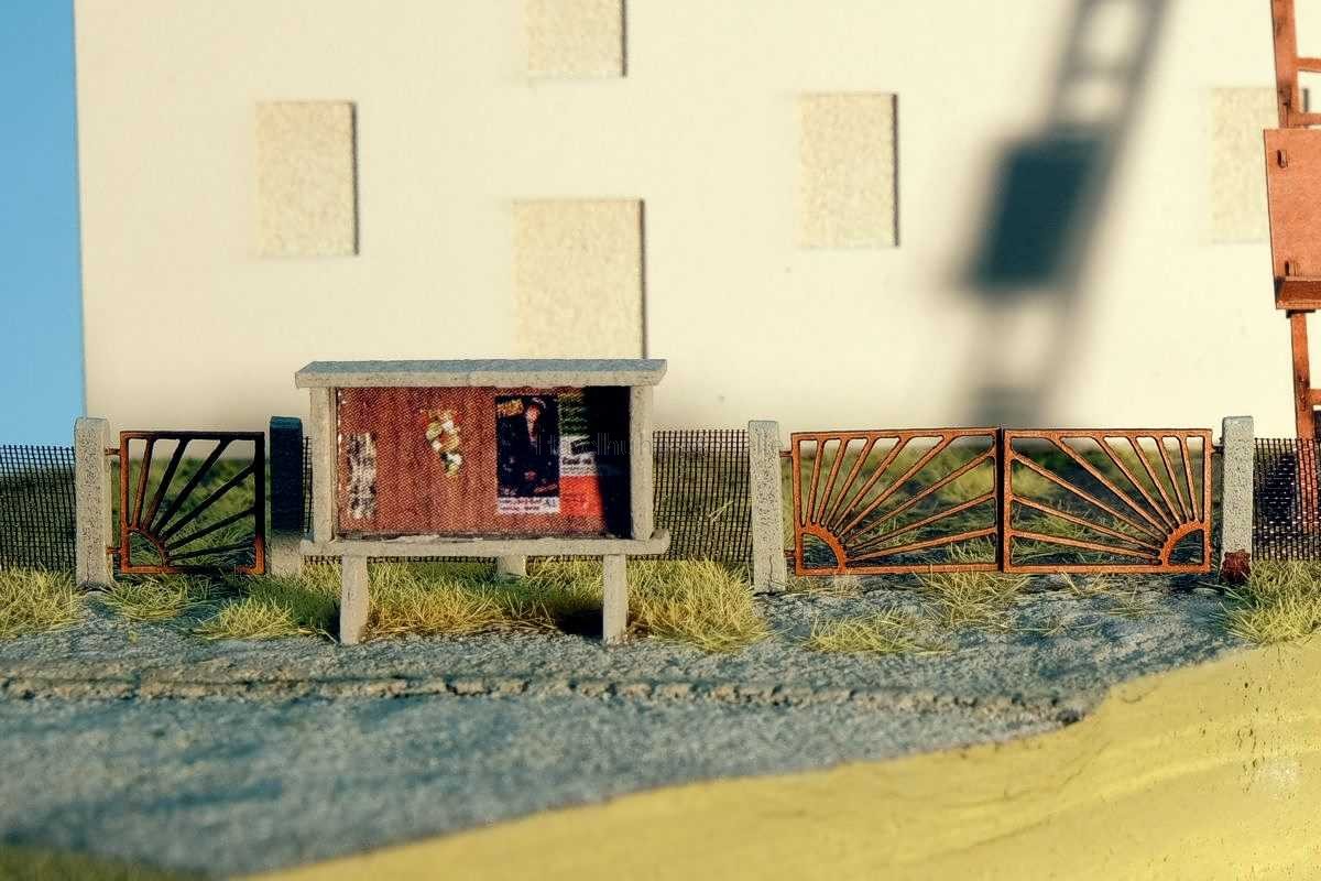 Diorama mit Sonnenpforte, Anschlagkasten bzw. Schwarzem Brett in 1:120 / TT